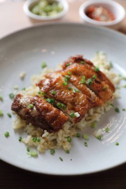 Nasi goreng kızarmış pilav tavuk ahşap arka plan üzerinde