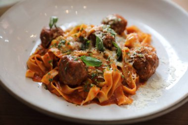 Spagetti makarna sığır eti köfte ve ahşap bac domates sosu ile