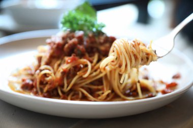 Spagetti Bolognese kıyma ve domates sosu ile süslenmiş 