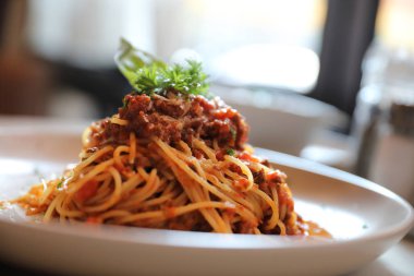 Spagetti Bolognese kıyma ve domates sosu ile süslenmiş 