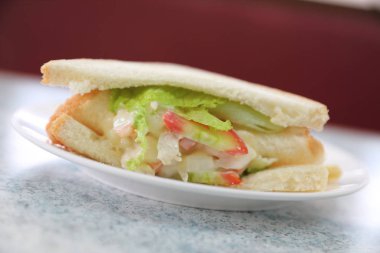 Tavuklu sandviç salata ile