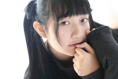 Yatak odası WHI üzerinde siyah pamuklu kazak giyen genç güzel kız