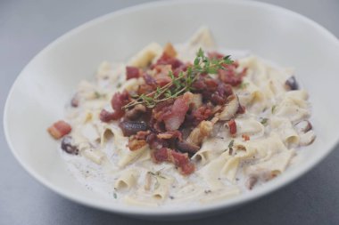 makarna fettuccine alfredo beyaz sos jambon sosis ve mantar ile