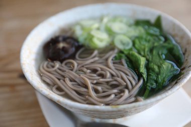 Soba Erişte Çorbası üzerinde tahta arka plan ile