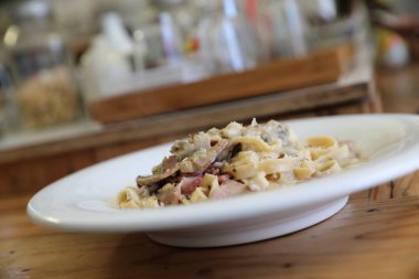 makarna fettuccine alfredo beyaz sos jambon sosis ve mantar ile