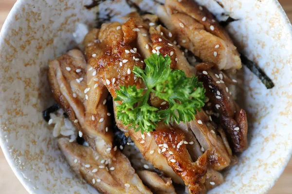 Japonais, Poulet teriyaki avec riz sur fond bois — Photo