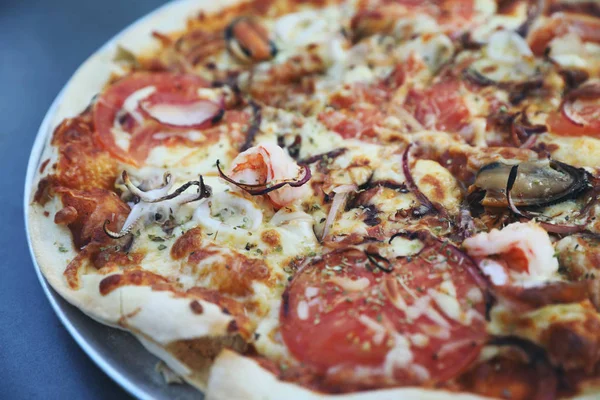 ムール貝・ イカ ・ エビとトマトのイタリアの fo のシーフード ピザ — ストック写真