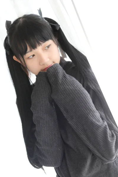 Mooi meisje zwart katoenen trui dragen op slaapkamer whi — Stockfoto