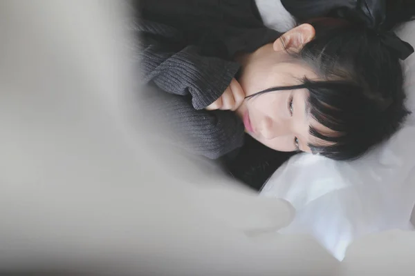 Csinos fiatal lány visel a fekete pamut pulóver a whi hálószoba — Stock Fotó