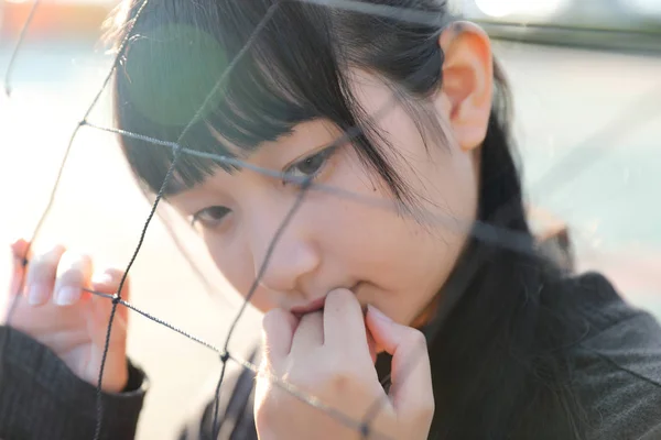 Joven chica bonita con sudadera de algodón negro backgo al aire libre — Foto de Stock
