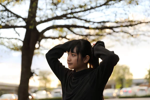 Ung vacker flicka klädd i svart bomull tröja utomhus backgo — Stockfoto