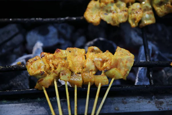 Assar satays na grelha de carvão, comida asiática — Fotografia de Stock