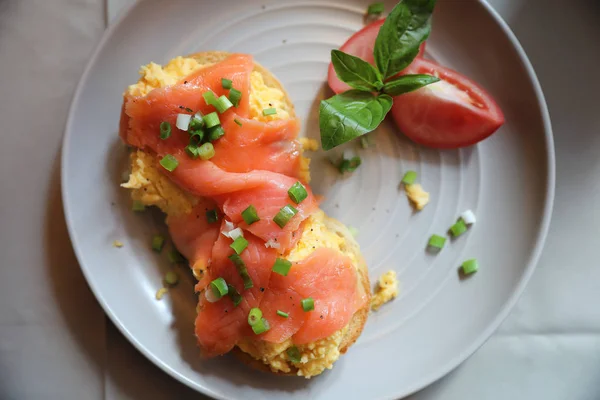 Huevos revueltos con salmón ahumado en tostadas, Comida para el desayuno — Foto de Stock