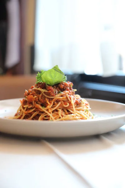 Espaguete Bolonhesa com carne picada e molho de tomate guarnecido — Fotografia de Stock