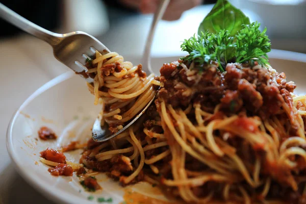 Espaguetis Boloñesa con carne picada y salsa de tomate adornada — Foto de Stock