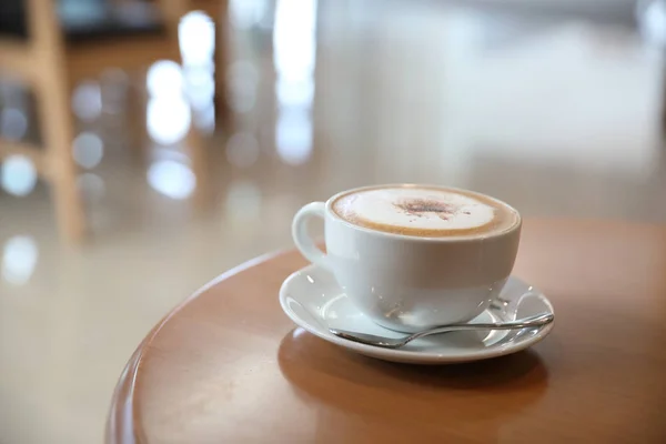 Cappuccino nebo Latte art kávu z mléka na dřevěný stůl — Stock fotografie