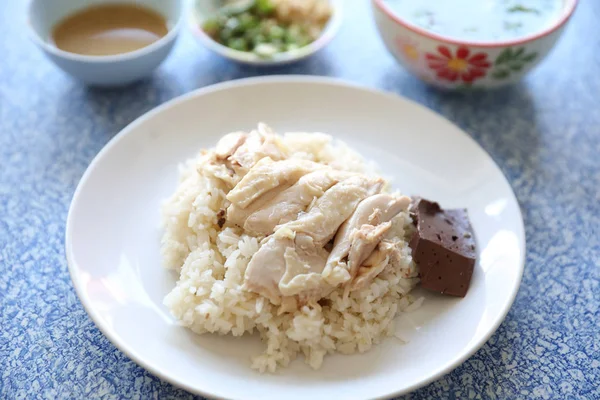 Arroz de pollo con pepino en primer plano, comida tailandesa —  Fotos de Stock