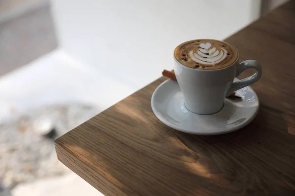 Cappuccino veya Latte sanat kahve süt ahşap masa üzerinde yapılan — Stok fotoğraf