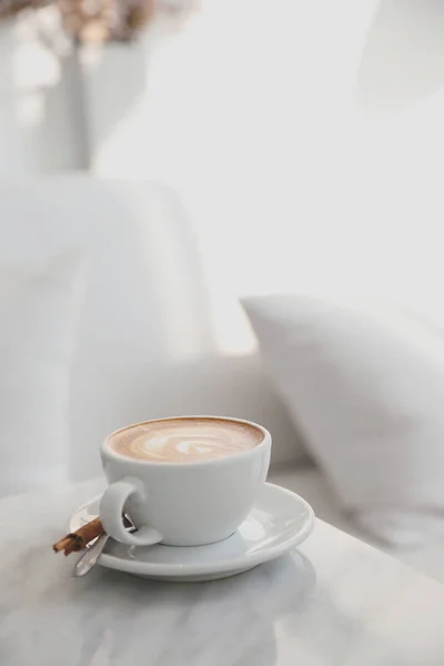 卡布奇诺或拿铁艺术咖啡由牛奶在白色桌 — 图库照片