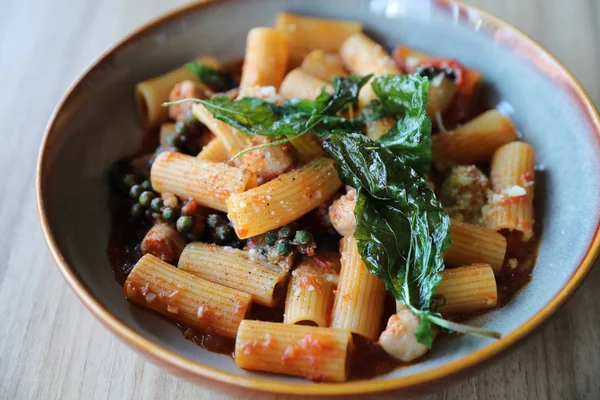 Pasta con salchicha en salsa de tomate sobre fondo de madera, italiano —  Fotos de Stock