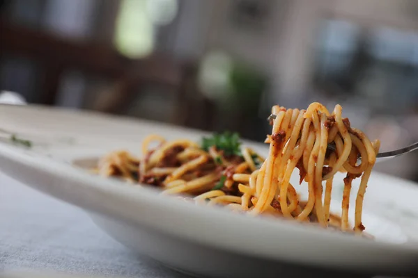 Espaguetis boloñés con salsa de tomate de res en la mesa de madera, itali —  Fotos de Stock