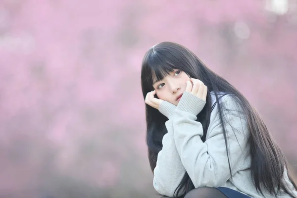 Japonés escuela chica vestido con sakura flor naturaleza pasarela —  Fotos de Stock