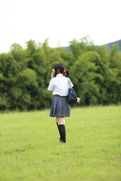 Escola japonesa no campo com grama montanha e árvore — Fotografia de Stock