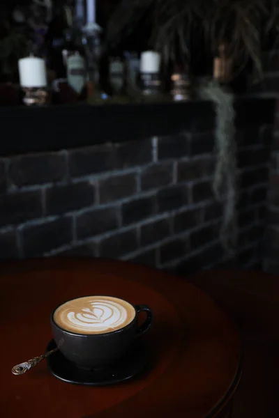 Cappuccino kaffepaus på trä bakgrund — Stockfoto