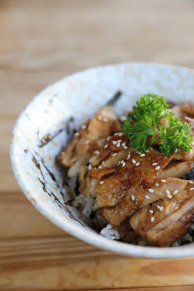 Японская еда, курица терияки с рисом на деревянном фоне — стоковое фото
