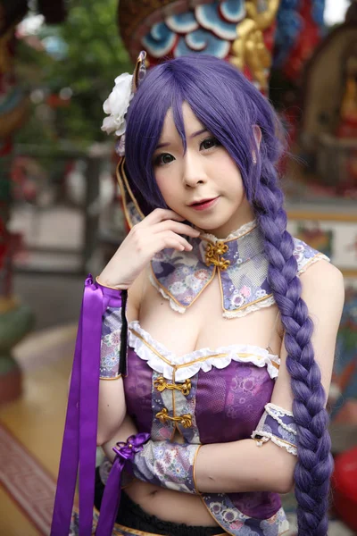 Porträtt av asiatisk ung kvinna med lila kinesisk klänning cosplay — Stockfoto