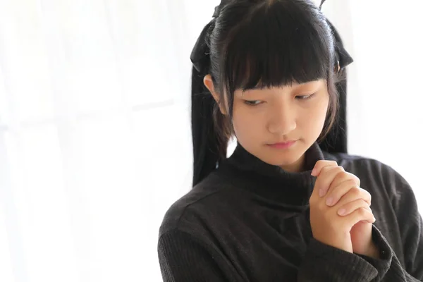 Whi の寝室に黒の綿のスウェット シャツを着て若いきれいな女の子 — ストック写真