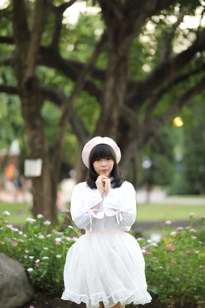 Retrato asiático mulher lolita vestido no natureza parque — Fotografia de Stock