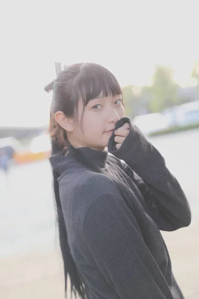 Junges hübsches Mädchen trägt schwarzes Baumwoll-Sweatshirt Outdoor-Backgo — Stockfoto