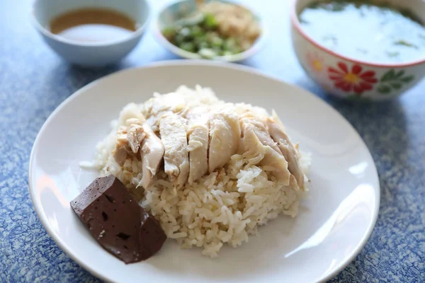 Hainanese chicken rice with cucumber in closeup , Thai food — Stock Photo, Image