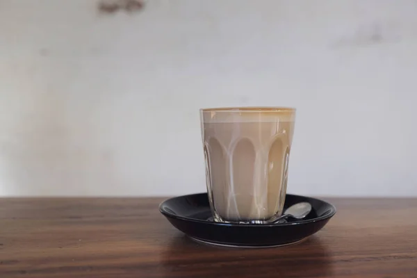 Cappuccino lub Latte art kawy z mleka na stół z drewna — Zdjęcie stockowe
