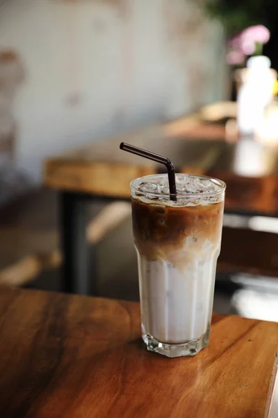 Ice latte kaffe på kafé av trä — Stockfoto