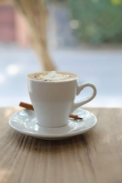 Café cappuccino ou Latte art à base de lait sur la table en bois — Photo