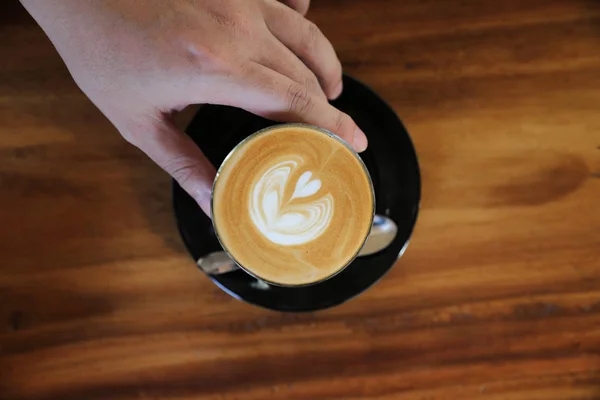 Cappuccino lub Latte art kawy z mleka na stół z drewna — Zdjęcie stockowe