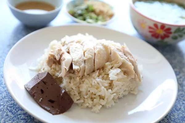 Riz de poulet haineux au concombre en gros plan, nourriture thaïlandaise — Photo