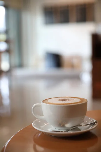 Cappuccino of Latte art koffie gemaakt van melk op de houten tafel — Stockfoto