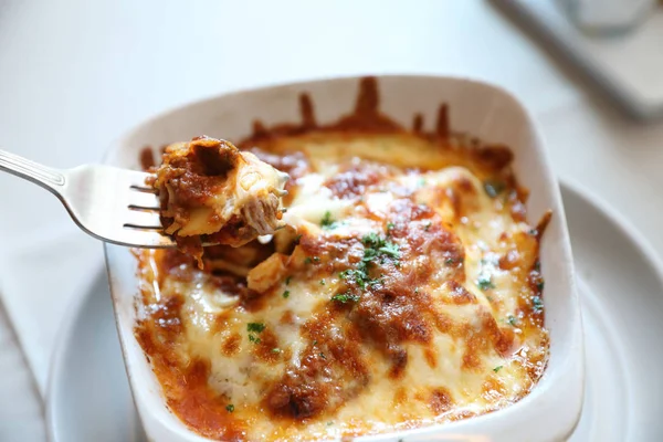 Lasaña casera de carne de res en el plato en el restaurante, comida italiana —  Fotos de Stock