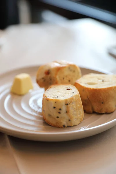 フランスパン バゲット パン皿の上 — ストック写真