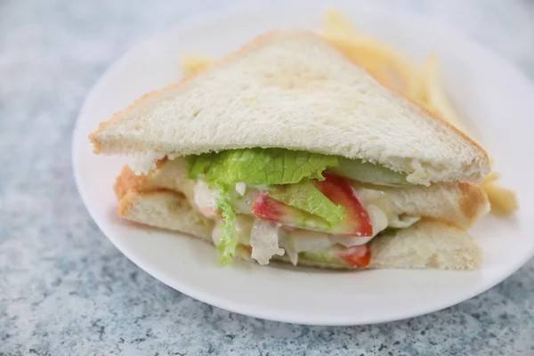 Hähnchen-Sandwich mit Salat — Stockfoto