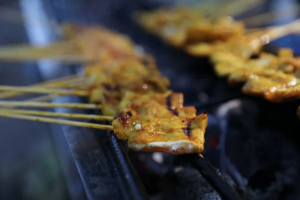 Assar satays na grelha de carvão, comida asiática — Fotografia de Stock