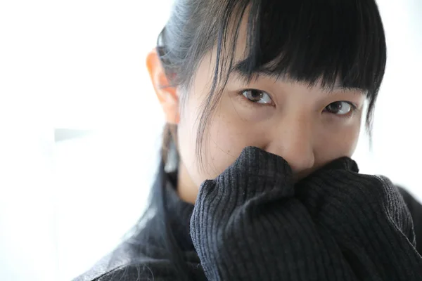 Young pretty girl wearing black cotton sweatshirt on bedroom whi — Stock Photo, Image