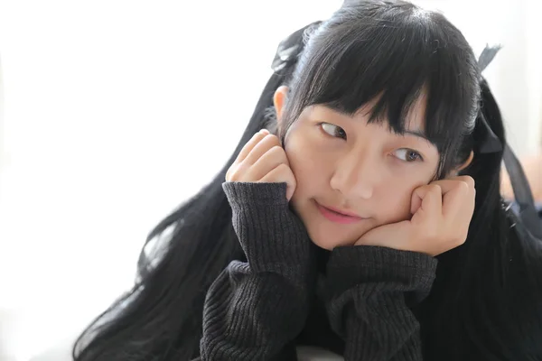 Junges hübsches Mädchen trägt schwarzes Baumwoll-Sweatshirt im Schlafzimmer — Stockfoto