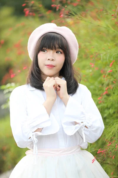 Porträtt asiatisk kvinna lolita klänning på naturpark — Stockfoto