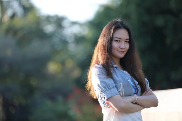 Portrét asijské žena s našimi dveřmi park příroda pozadí — Stock fotografie