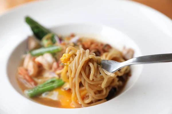 揚げ麺の醤油和え、福建の私アジア料理 — ストック写真