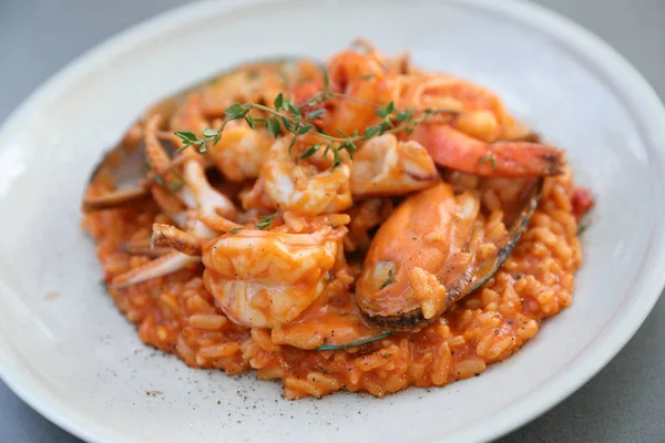 Risotto ai frutti di mare con gamberetti e calamari, cucina italiana — Foto Stock